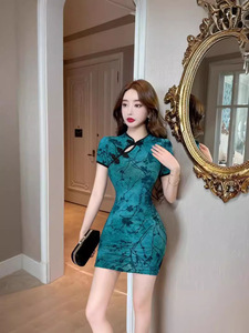 Improved cheongsam， youthful style， small stature， high-end sexy， tight fitting， hip wrapped dress