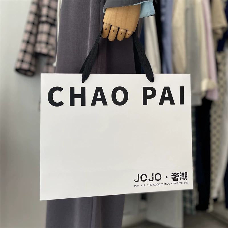 Магазин одежды Портативный бумажный пакет, чтобы сделать подарок, поход по магазинам, пояс для женской одежды, чтобы разработать модную белую упаковку, толстый Логотип Сумки