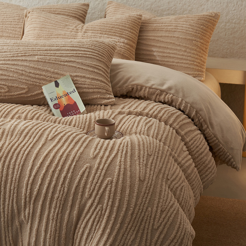 Invierno engrosado de leche de lana de cuatro piezas con lana de coral cálida cubierta de sábanas de flanela cubierta de cama