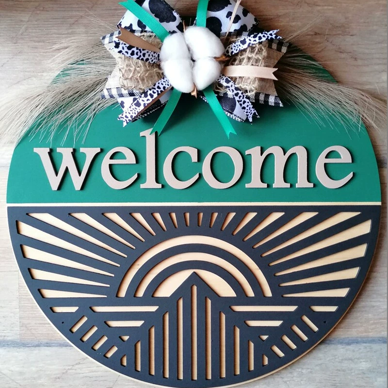 Приветствие перед трансграничной деревянной дверью