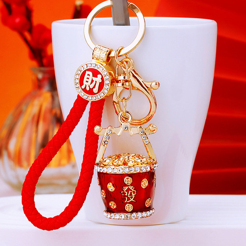 Diamond-encrusted fortune bucket cornucopia car keychain women's bag pendant metal key chain ring travel souvenir gift
