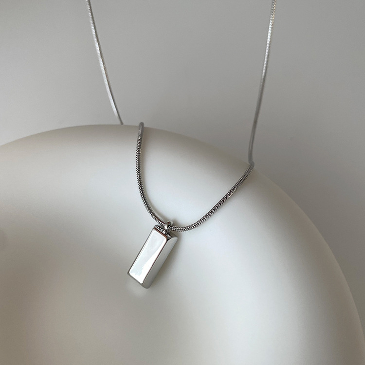 Collier à pendentif carré en titane et acier pour femmes, nouveau style minimaliste et cool, petite brique dorée, avec une niche, en corée du sud_voghion.com