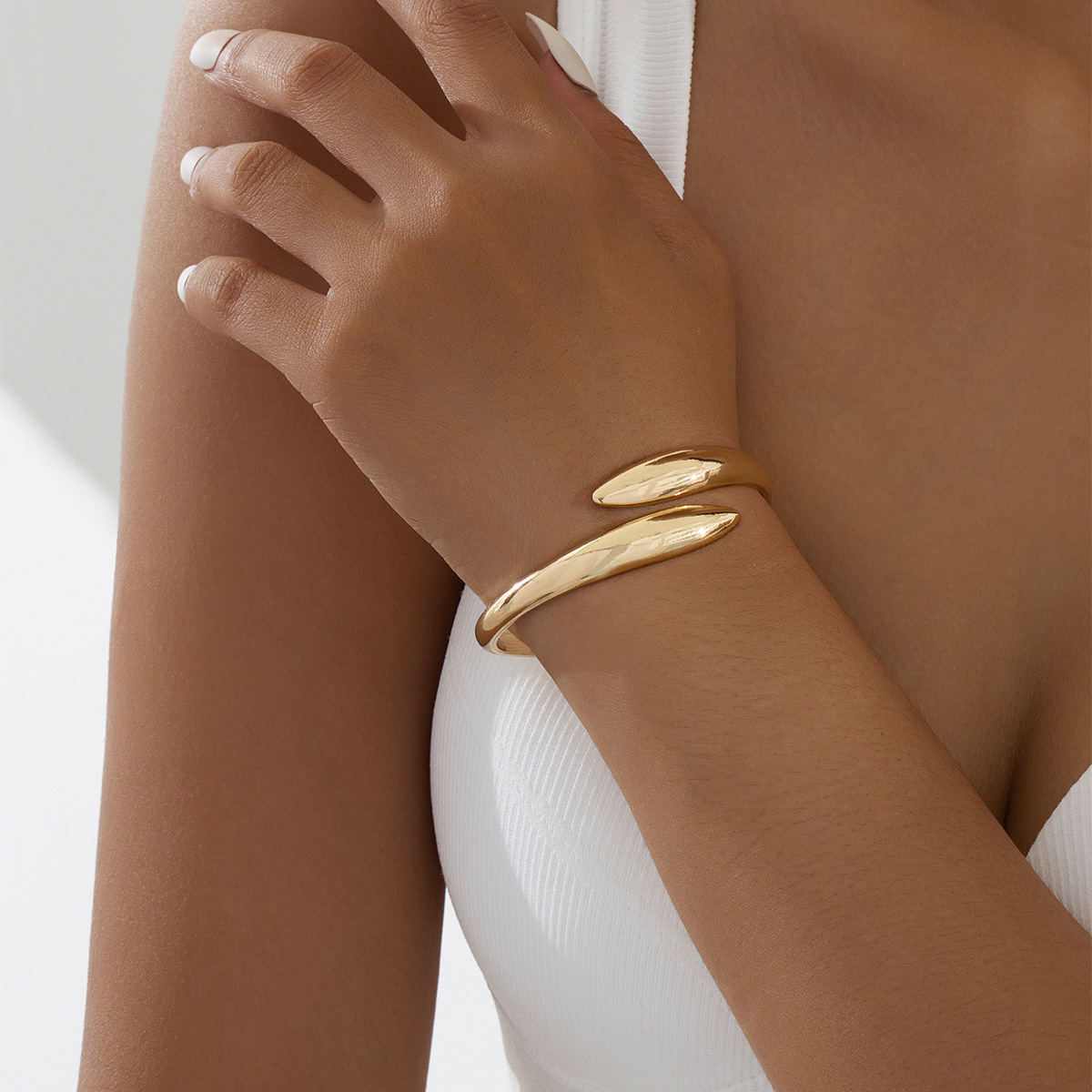 歐美跨境設計感誇張大水滴金屬光面抱抱開口手鐲個性幾何彈簧手環