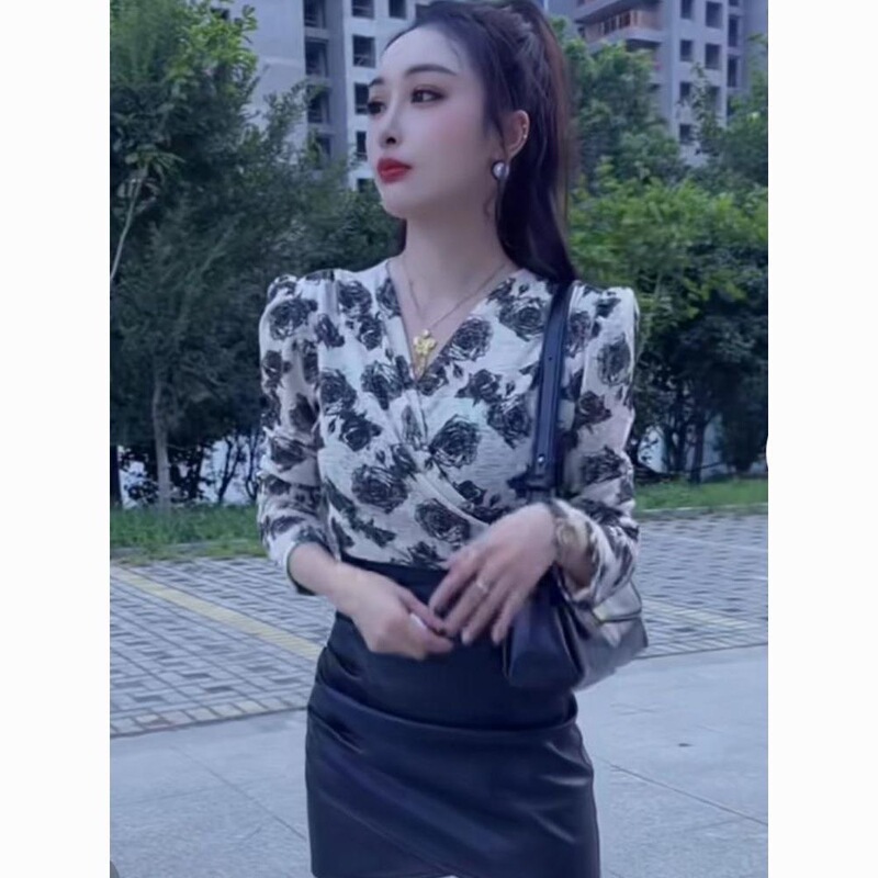Autumn New Casual Fashion V-Neck Floral Cross Long-Sleeve T-Shirt Women's Design Slim Fit Versatile Top Autumn New Casual Fashion V-Neck Floral Cross Long-Sleeve T-Shirt Women's Design Slim Fit Versatile Top