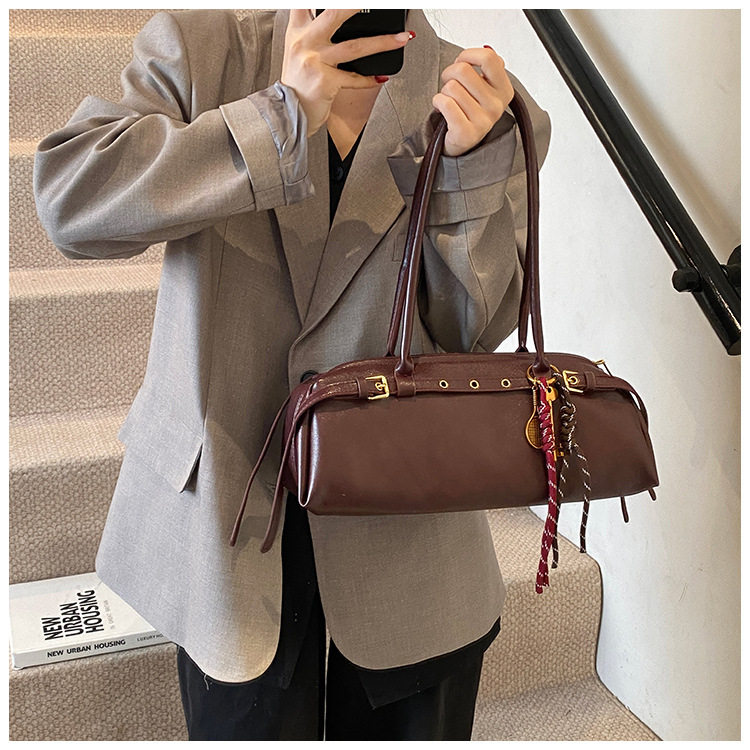 Túi xách baguette nữ phong cách retro, túi đeo tay và kẹp nách thời trang, kiểu dáng gối mềm mại — Burgundy không có mặt dây chuyền, Màu nâu không có mặt dây chuyền, Màu đen không có mặt dây chuyền, Màu nâu với mặt dây chuyền chi tiết 21