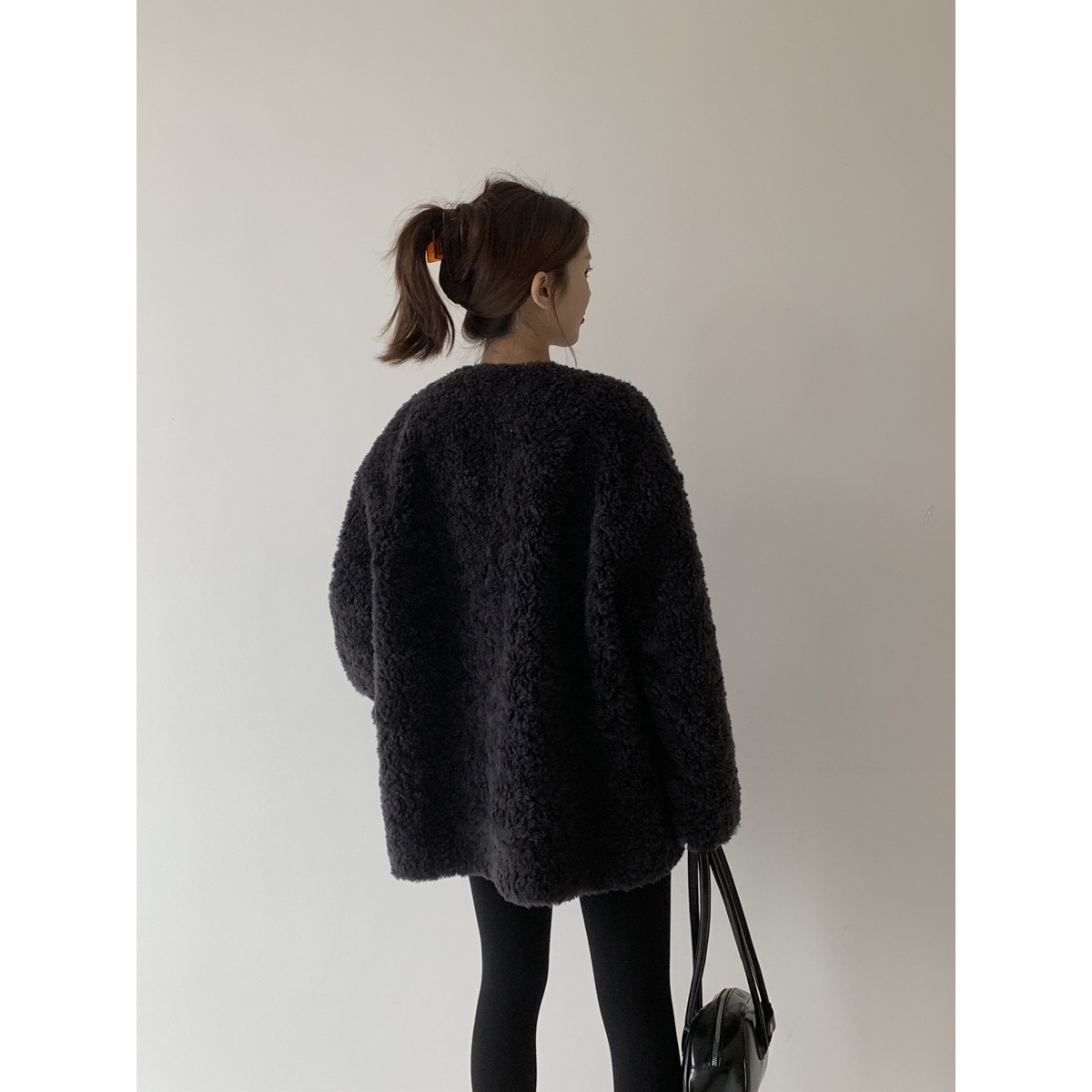 怠惰なスタイルのソフトでワックス状の韓国スタイルのラムファーコート女性のミッドレングス2025冬毛皮コートVネックファーオールインワン