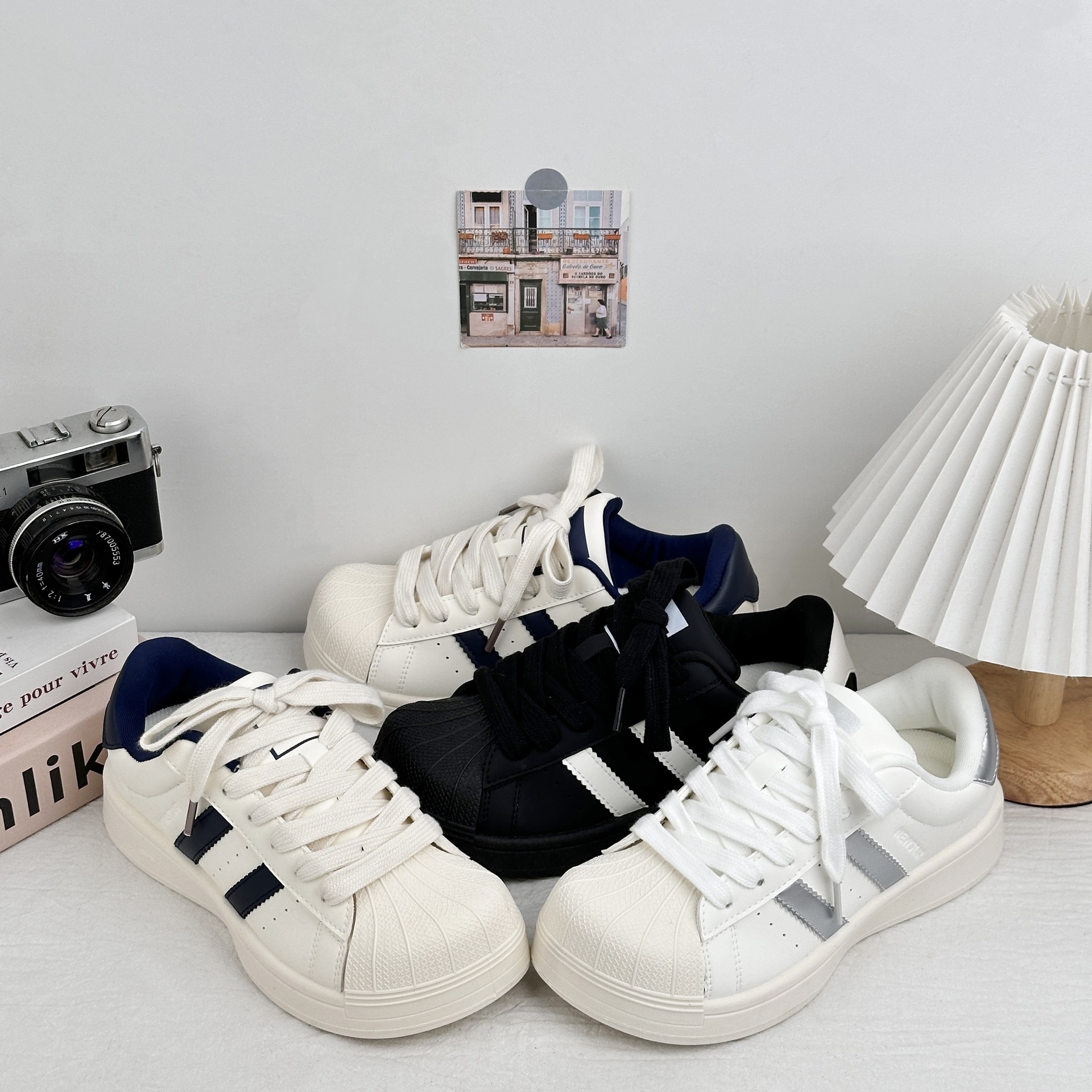 Zapatos de skate casuales de cabeza de concha de ondas distantes para mujeres 2025 nuevos zapatos blancos con suela gruesa con falda de zapatos de pan de cabello