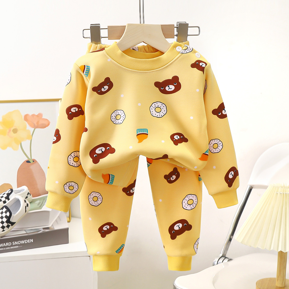 Traje de seda más terciopelo Leche de oso amarillo