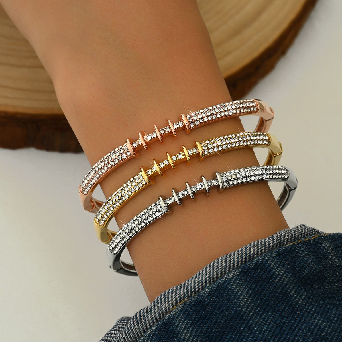 Nuevos pulseras ultrarrayentes transfronterizas de lujo ligero nicho de alto nivel se sienten en línea popularidad explosiva de moda de calidad famosa pulseras de estilo