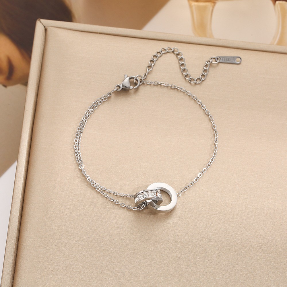 Pulsera de trébol de acero titanium vendedora caliente transfronteriza europea y americana con incrustaciones de concha pulsera colgante pulsera de diseño avanzado sin desvanecimiento al por mayor