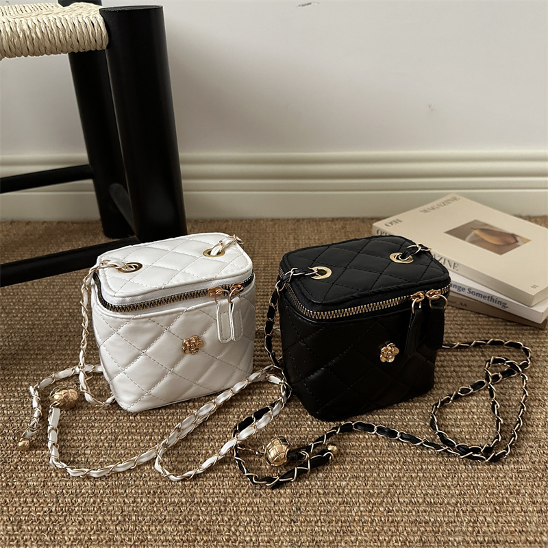 Foreign trade diamond-pattern chain shoulder bag for women, 2026 summer new niche shoulder crossbody bag, stylish and trendy box bag Foreign trade diamond-pattern chain shoulder bag for women, 2026 summer new niche shoulder crossbody bag, stylish and trendy box bag