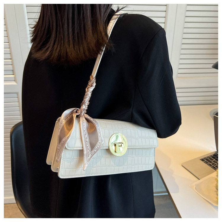 2022 New Spring Hand-held Women Shoulder Underarm Baguette Bag display picture 3