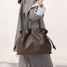 手提抽绳福袋包真皮女包简约质感褶皱包单肩包百搭大容量托特包女