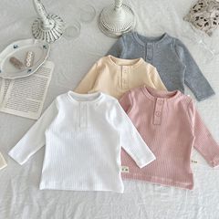 秋の服の中に丸首のピットの綿の赤ちゃんの底のシャツの男女の赤ちゃんの長袖のtシャツの上着の0-2歳の服を掛けます。