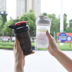 300mlのプラスチックは子供のコップの携帯運動のミルクの昔の杯の越境のメーカーの現物を振ってロゴを決めます。
