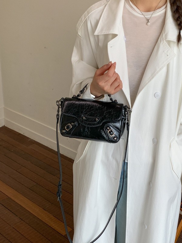 Nuevo cross-border portátil clavos locomotora bolso pequeño flip para mujeres cool brownies explosión de viento agrietado mochila de hombro