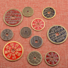 アクセサリーの山鬼銭山鬼はお金を使って骨董品を飾っています。
