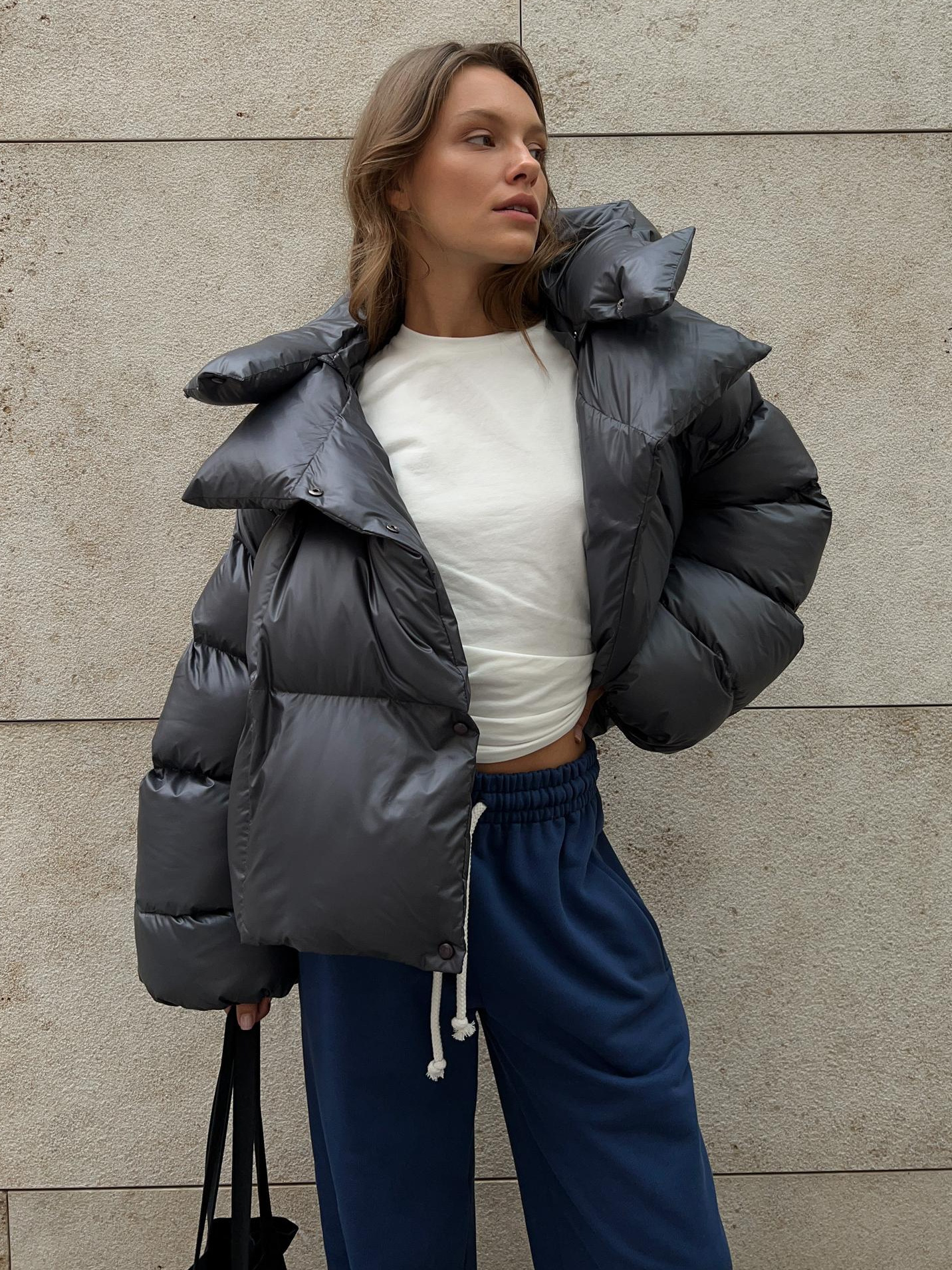 Chaqueta acolchada de algodón estilo europeo y americano para mujer, invierno 2025, estilo urbano moderno, abrigo corto de algodón con capucha personalizado. image 4
