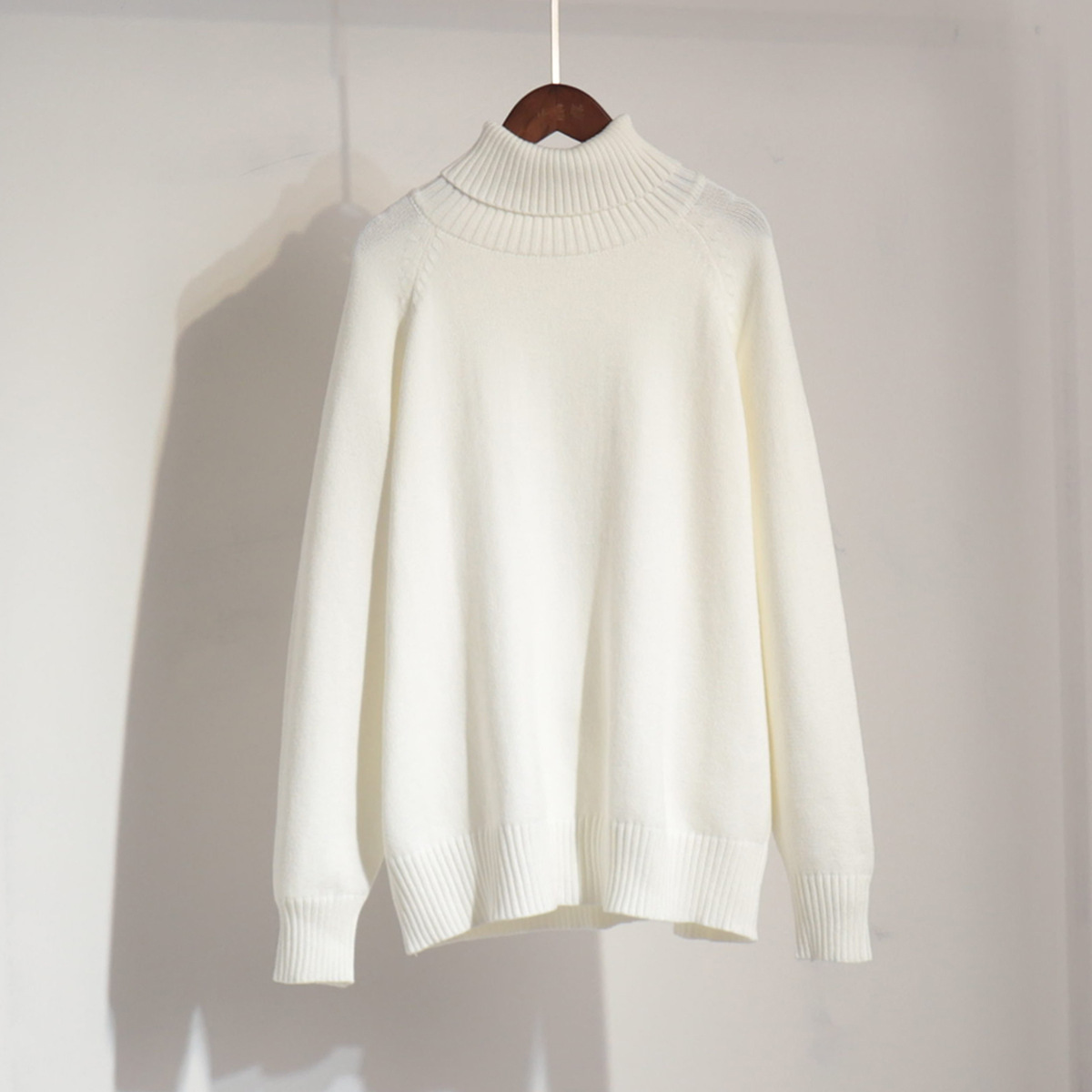 Suéter de cuello alto estilo europeo y americano, otoño-invierno 2025, elegante, versátil, de color liso, con manga raglán, diseño para mujer, longitud media. image 10