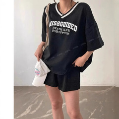夏の韓国スタイルの大きいサイズのファッショナブルなカジュアルスポーツスーツ女性のルーズでスリムなツーピース V ネックレターショーツスーツ