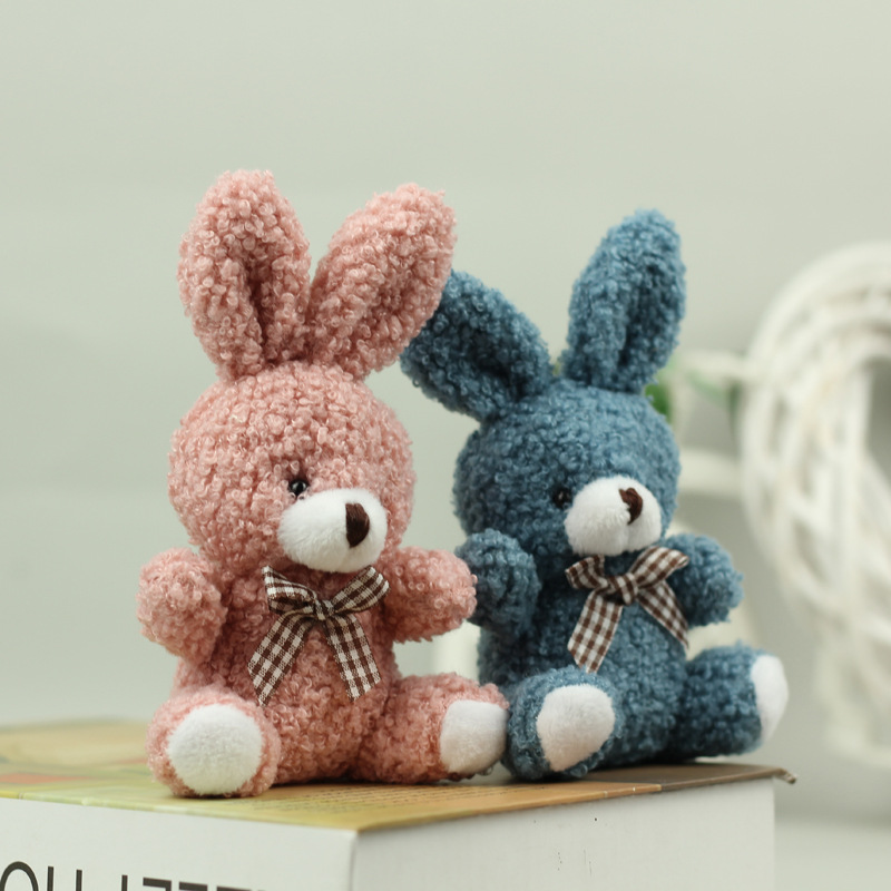 Dibujos animados lindo pajarita sentado conejito muñeca de juguete de los niños de peluche colgante mochila llavero muñeca al por mayor