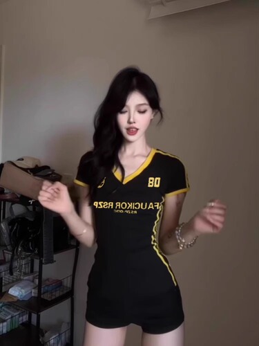 American contrast color V-neck straight shoulder short-sleeve t-shirt women's summer design niche slim slimming sweet hot girl short top