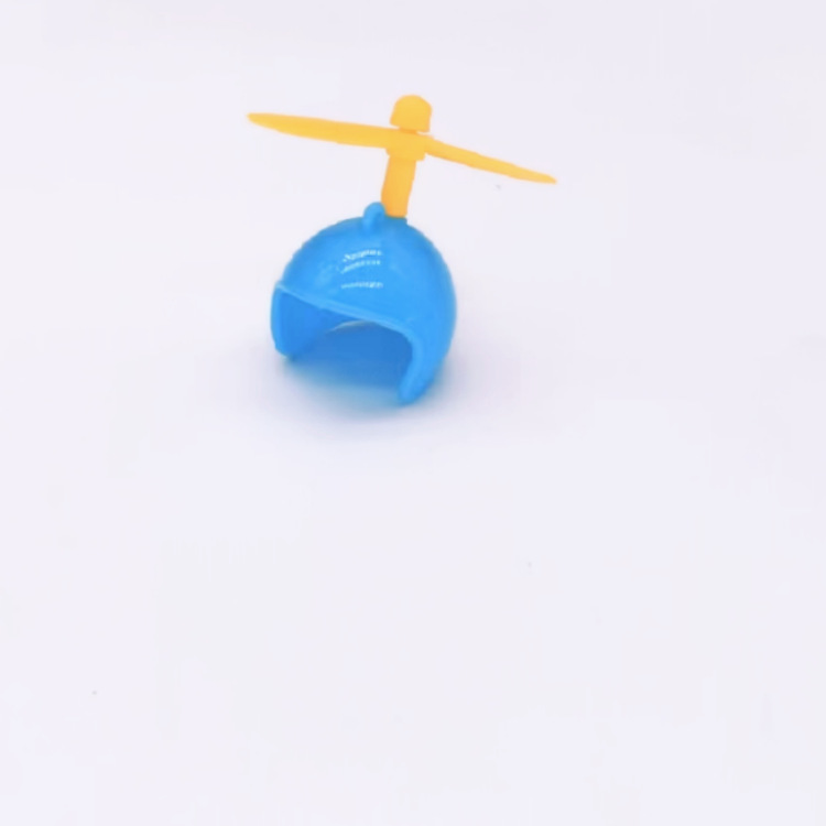 파란색 헬멧과 노란색 팬