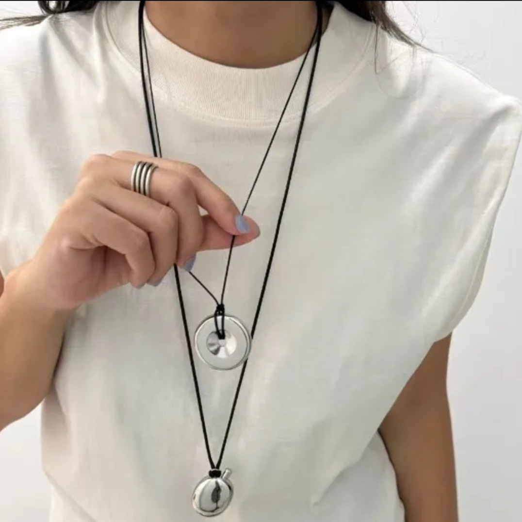 Svart läderhalsband med modernt hänge för män_voghion.com