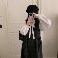 日系学院風は長袖シャツの女性の甘い格子縞のベストワンピースを2着着着ている