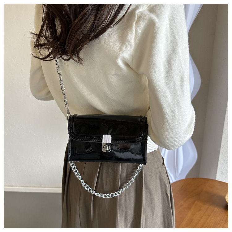 Women's Small Pu Leather Solid Color Vintage Style Streetwear Square Lock Clasp Crossbody Bag display picture 6