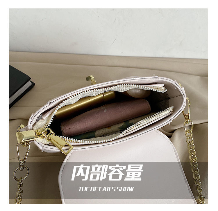 Korean Lock Messenger Bag Change Mobile Phone Bag Chain Shoulder Bag display picture 12