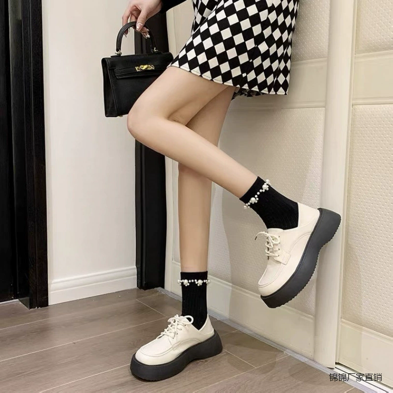 Маленькие кожаные туфли увеличены в английском стиле, французские толстые белые одиночные туфли 2024 весной и осенью Lefu обувь женская парча