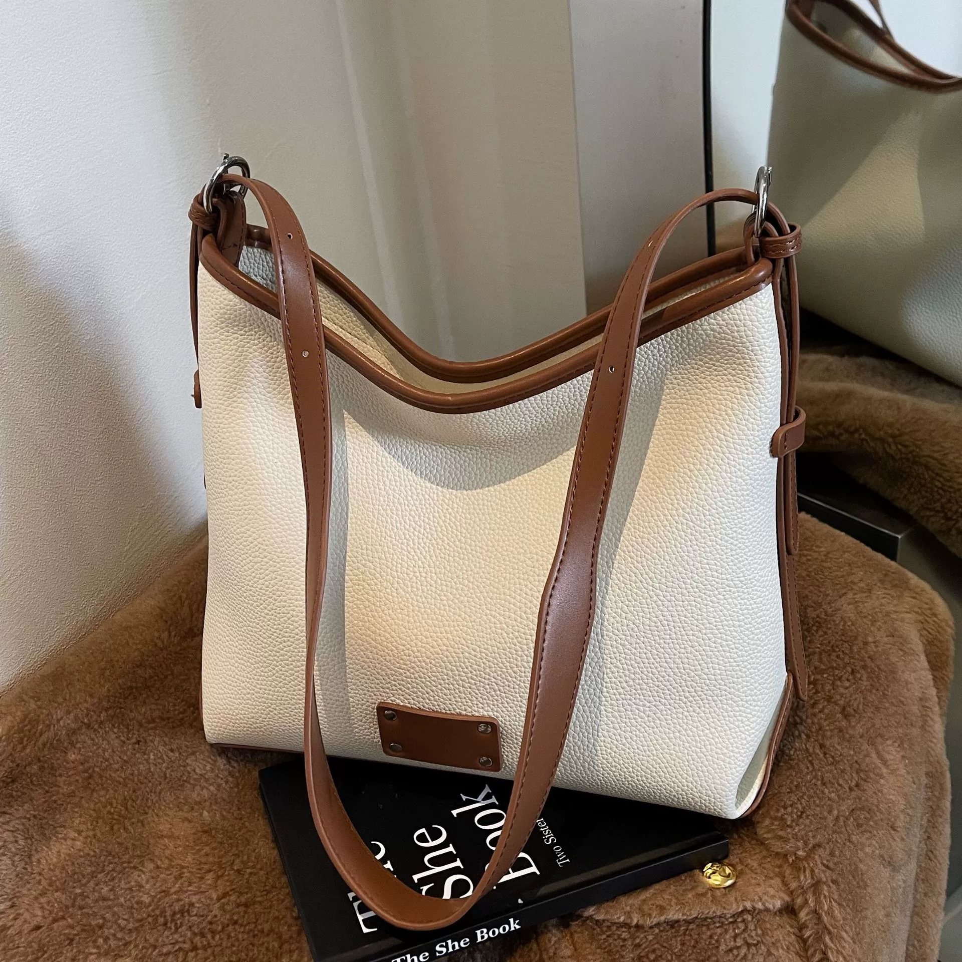 Capacious fashionable one-shoulder bag, high-quality style
