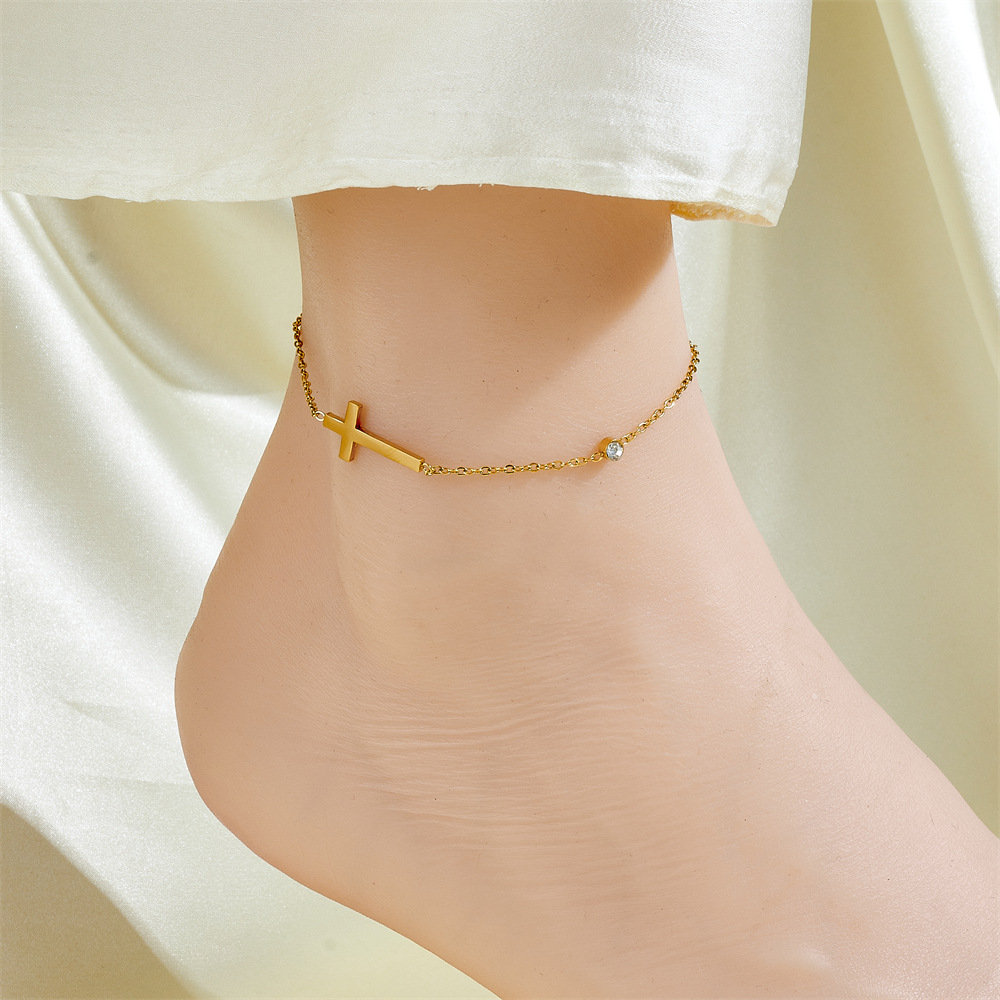 Cientos de tobilleras, tobilleras de lujo simples y ligeras, sentido femenino, accesorios de celebridades de Internet, temperamento de moda dorado de 18 quilates, cadena de pie de acero de titanio sexy