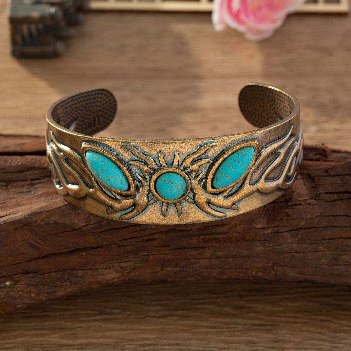 Joyería transfronteriza Vintage famoso estilo étnico pulsera abierta amplia superficie tallada exquisita textura con incrustaciones de turquesa pulsera