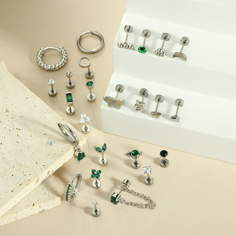 16G labret stud size and finish detail