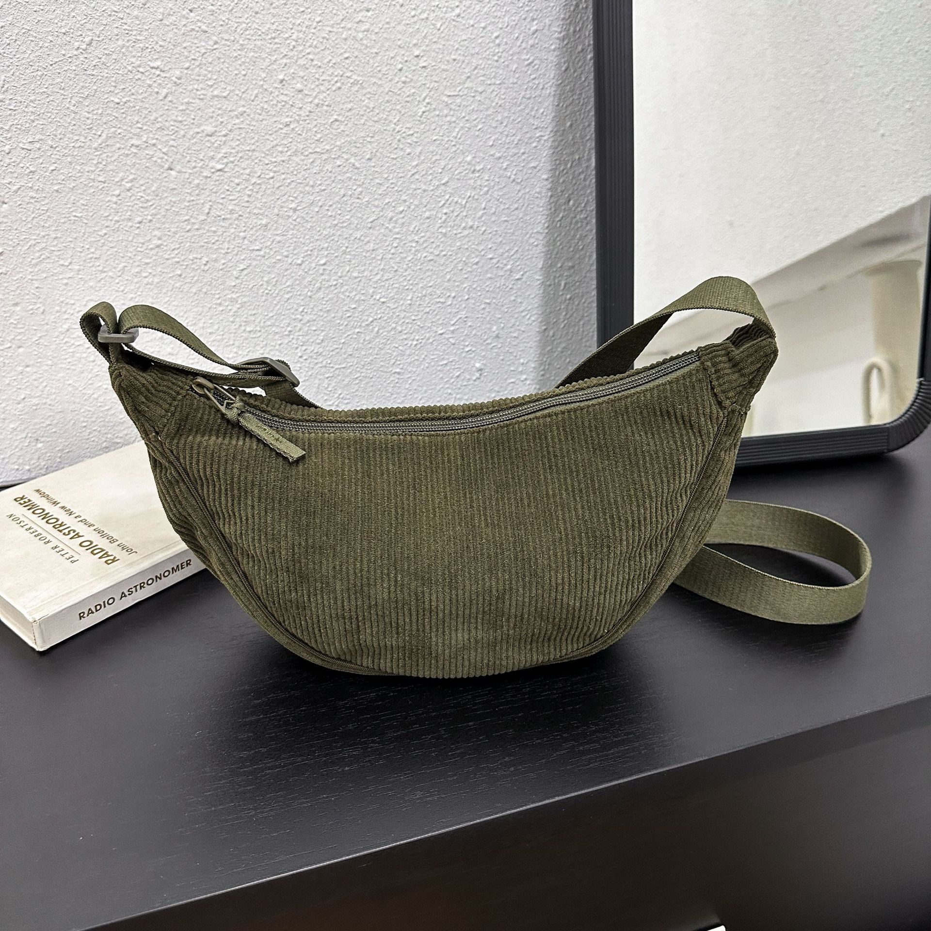 2023 Otoño e Invierno Nuevo UJIA taleguilla de pana para hombres y mujeres bolsa de dumpling bolsa de hombro impermeable bolsa ligera de moda