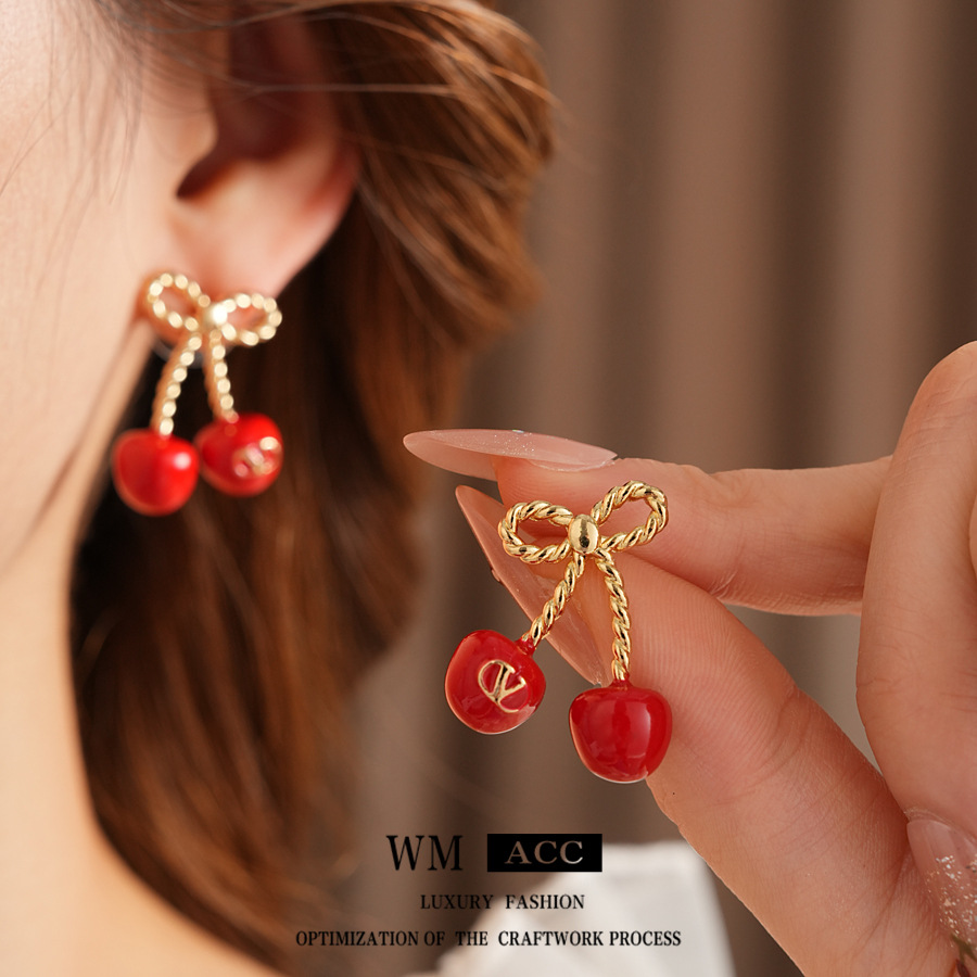Aguja de plata, arco, letras de cereza, pendientes, collares frescos y dulces, cadenas de clavícula, temperamento de nicho, joyería femenina, sentido superior.