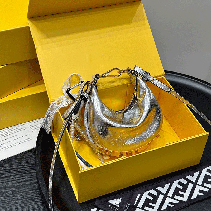 체인이 없는 실버 가죽