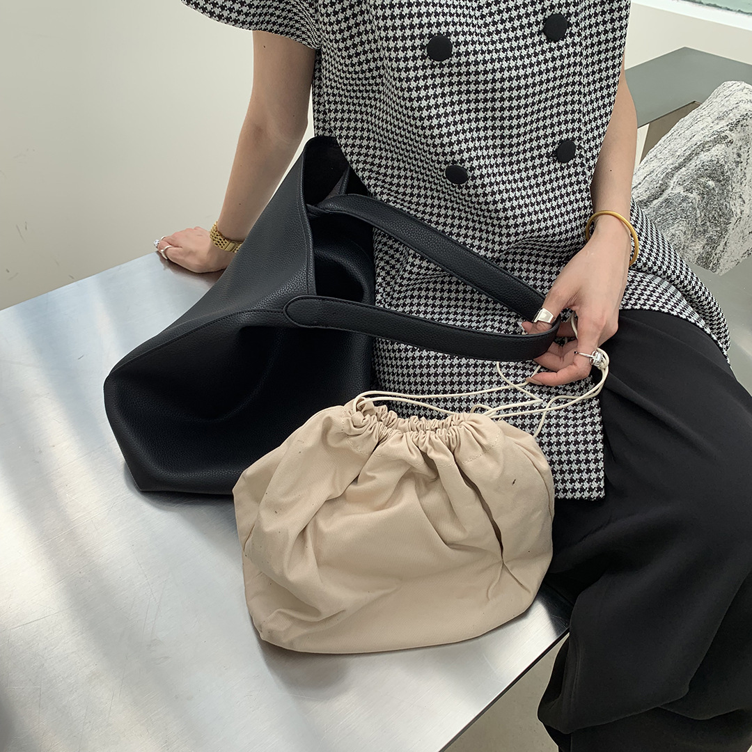 広州の女性バッグ工場のレトロでシンプルなショルダーバッグの大容量のバケツの脇の下にpuのファッションの子供の母のバッグのファッションの現物を包みます。