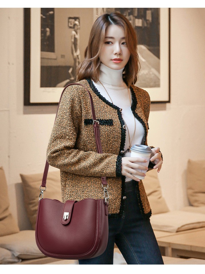 Suministro transfronterizo de bolsos de cuero, alforjas, bolsos de axila de mensajero multiusos de un solo hombro de piel de vaca de nueva capa de verano 2025