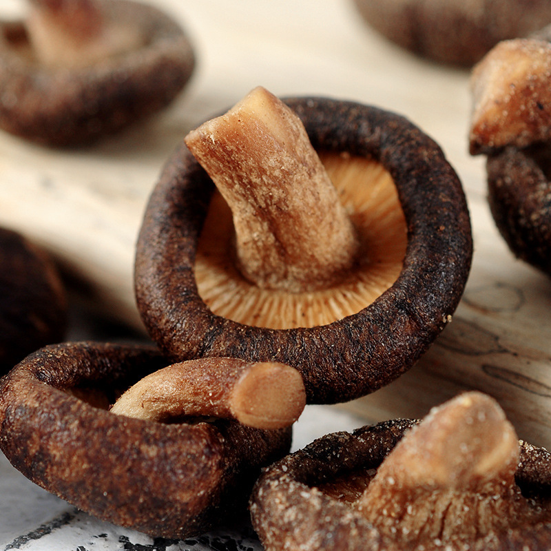 Shiitake Mushroom Crispy Dried Edible Vacuum Vegetable Dried Mushroom Low Temperature Dehydrated Children's Internet Celebrity Snack Fruit and Vegetable Crisps Wholesale