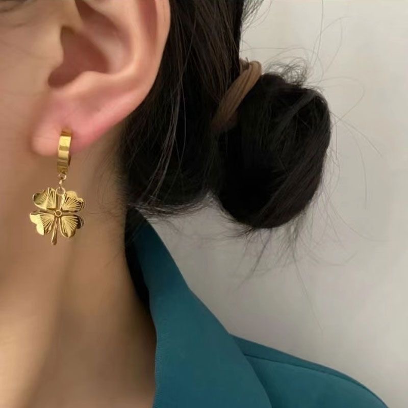 Popular dulce material de acero de titanio simple flor hebilla del oído 2023 nuevo elegante exquisito todo-fósforo accesorios de moda para las mujeres