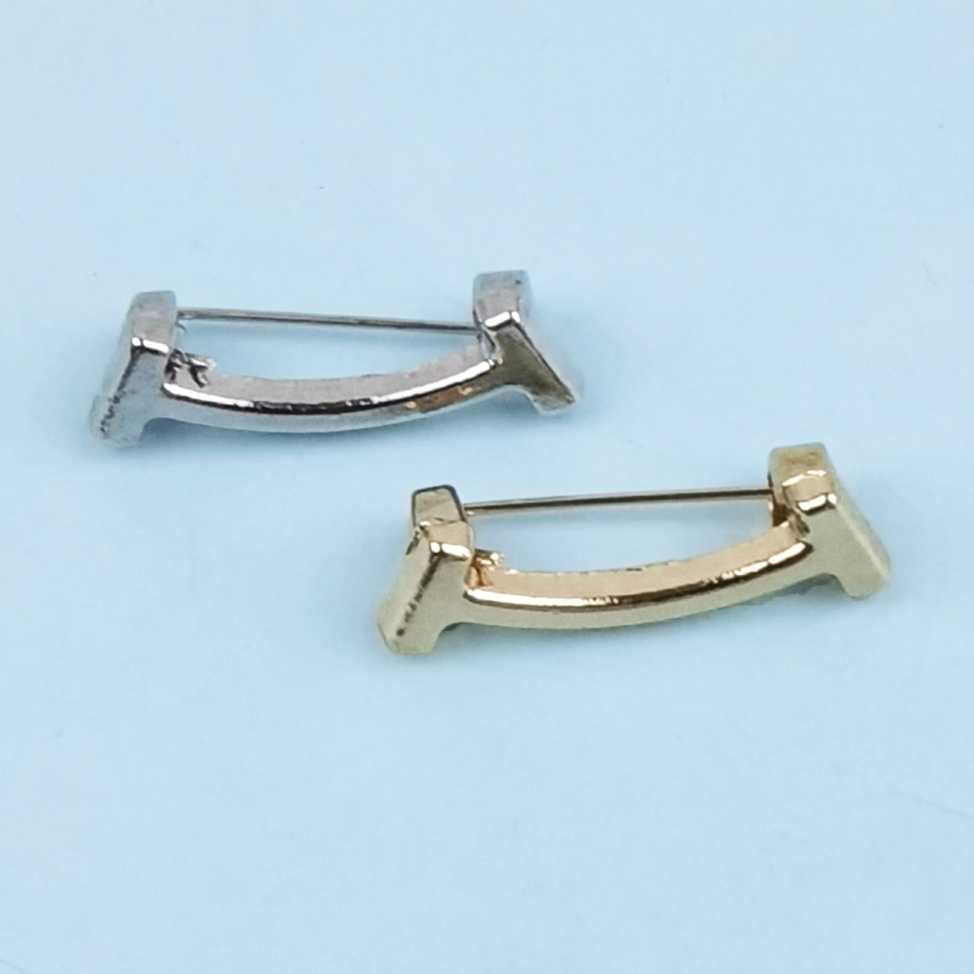 Broche de aleación de sonrisa de nicho simple, diseño brillante, ropa de mujer, top, escote, hebilla fija, anti-brillo