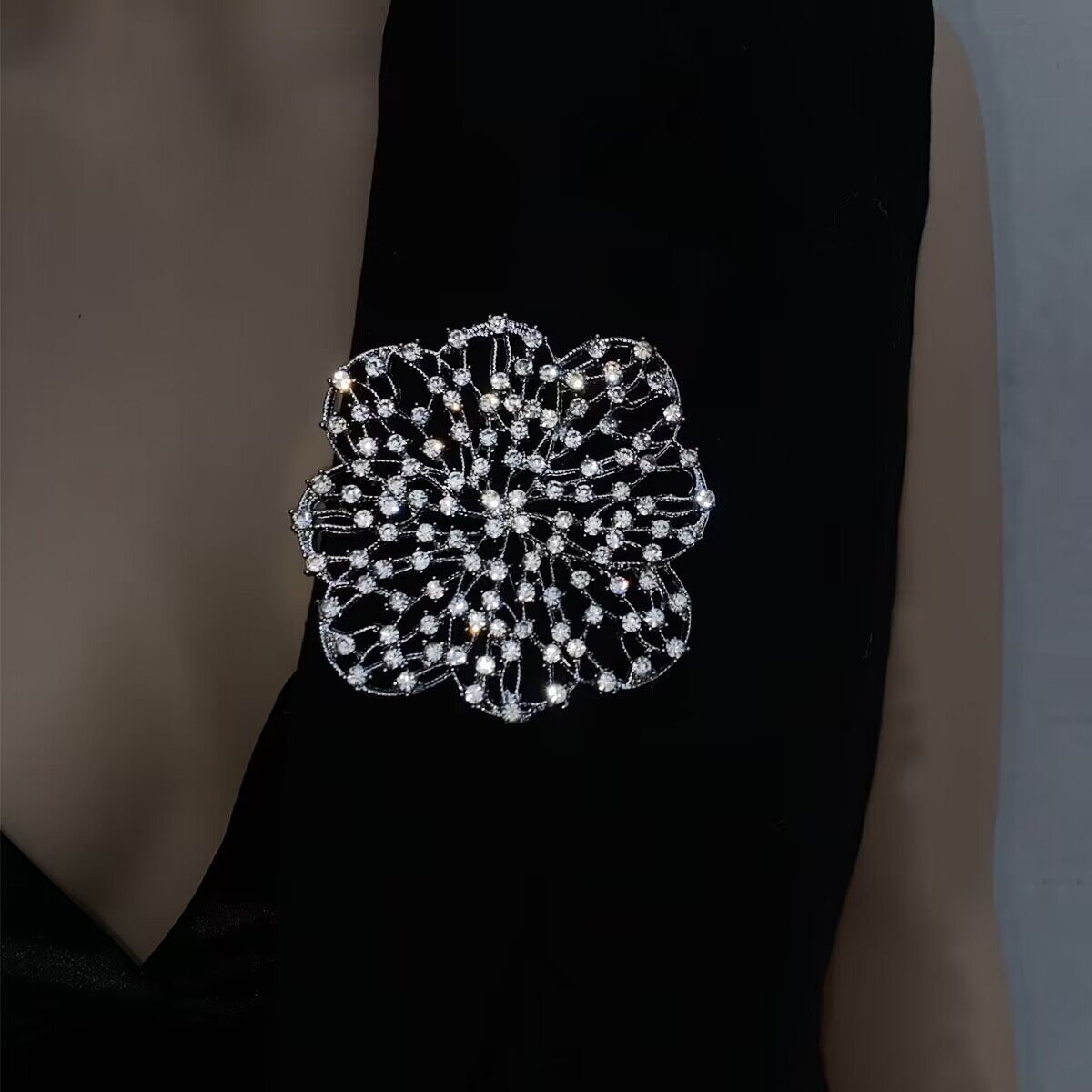 Collana girocollo di alta gamma con ciondolo a forma di fiore in metallo cavo con diamanti, in stile europeo e americano esagerato._voghion.com