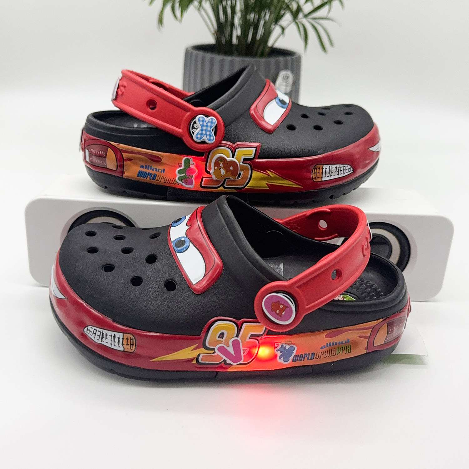 Inventario 95 automóvil flash niños zapatos grandes para niños y niñas zapatillas casuales al aire libre zapatillas de playa antideslizantes al por mayor