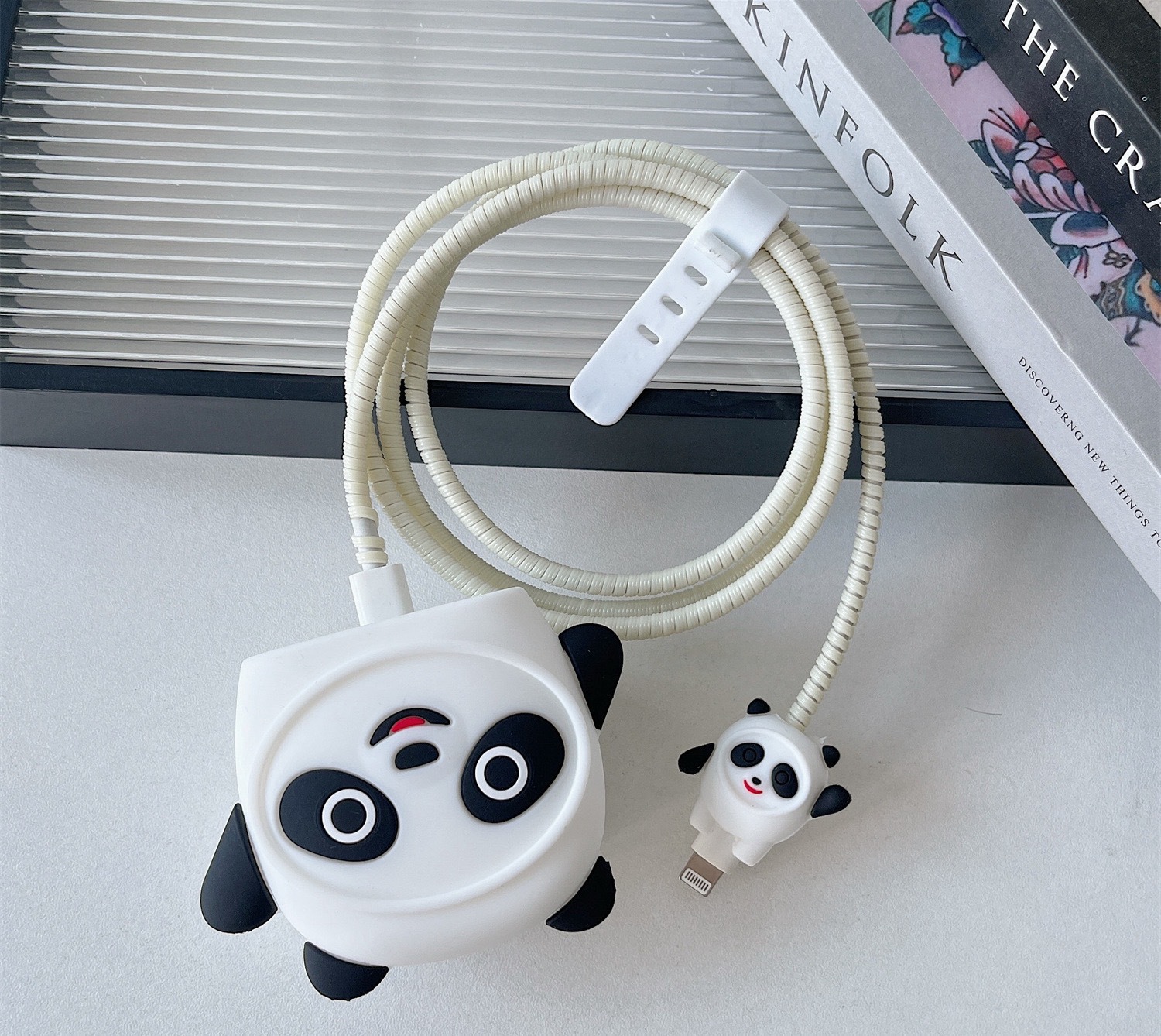 2024 nueva cubierta protectora de cabezal de carga rápida estándar británico de dibujos animados de 20W para cargador de Apple 20WPD plegable de tres enchufes