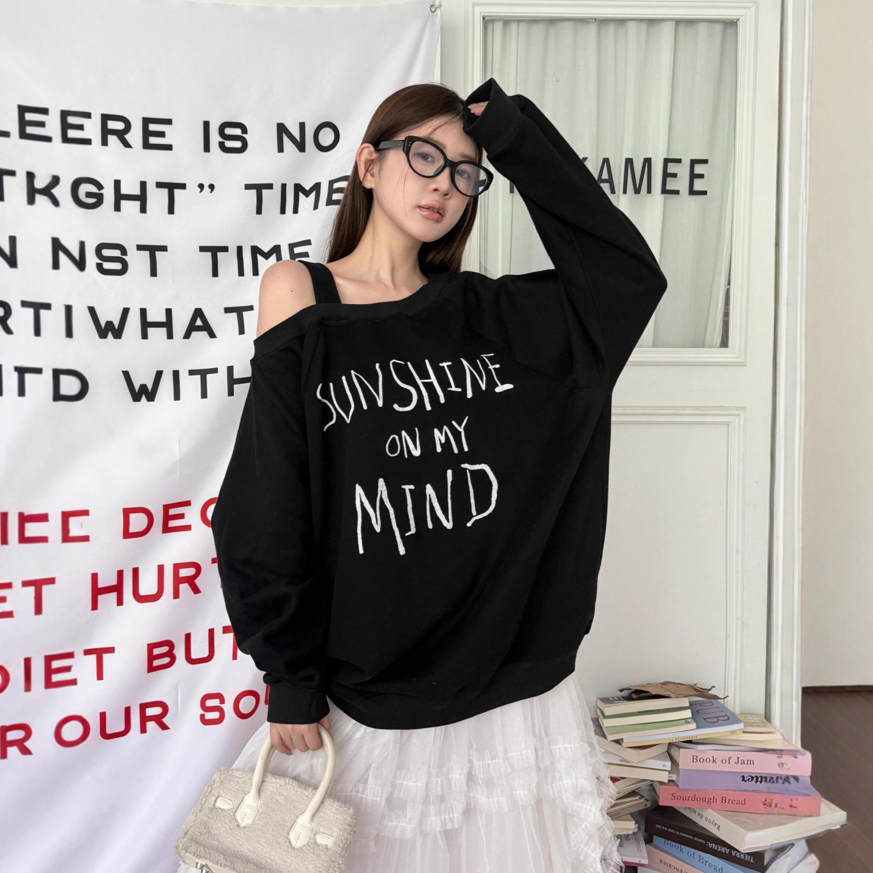ME KAKAMEE十三行秋美式喷画字母斜肩设计加薄绒宽松卫衣女 8952