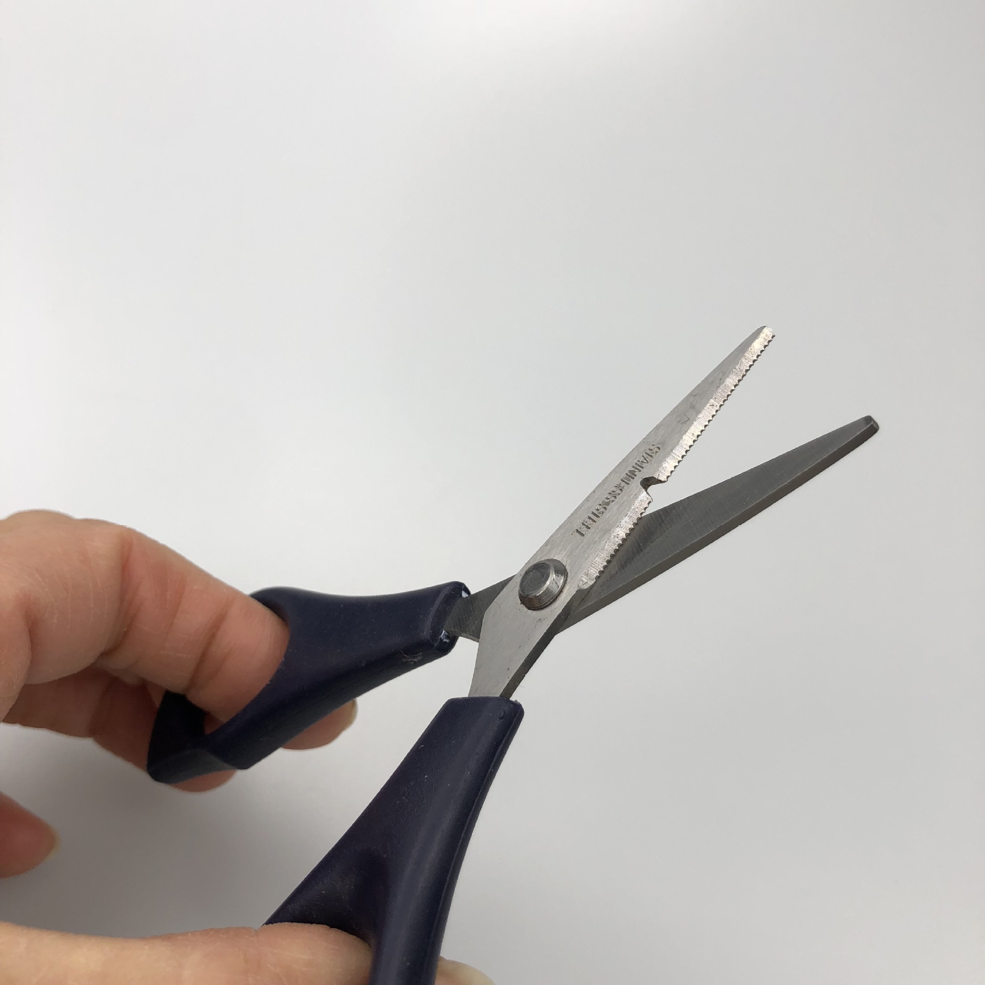 Línea de pesca, líneas de pímel, tijeras de acero inoxidable, tijeras con dientes de sierra, herramientas de pesca, suministros de pesca, tijeras de pesca