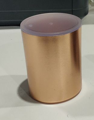 황금색 작은 알루미늄 컵